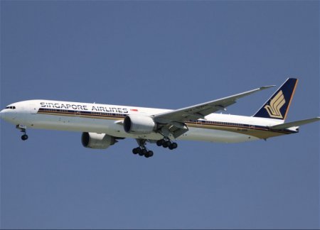 Один человек погиб, еще 30 пострадали в результате попадания самолета Singapore Airlines в зону турбулентности