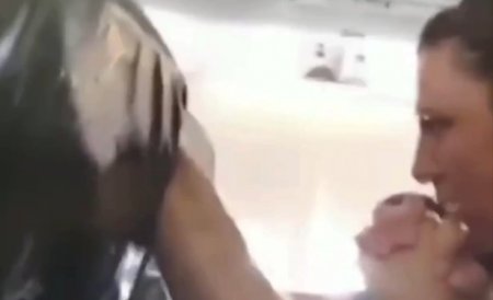 Один человек погиб, еще 30 пострадали в результате попадания самолета Singapore Airlines в зону турбулентности