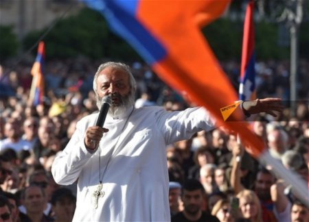 В Армении продолжается шествие под управлением священника