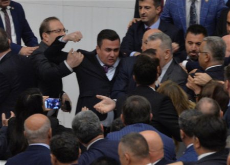 В парламенте Турции произошла массовая драка