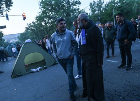 В Иреване демонстранты установили палатки, ждут выполнения своих требований