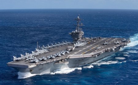 Атомный авианосец США вошел в порт Южной Кореи