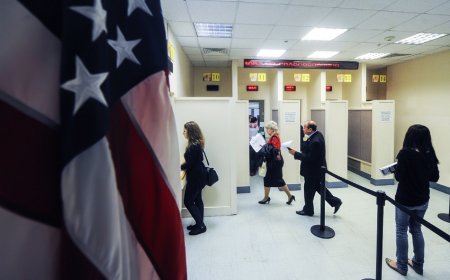 В США закрываются оба отделения визового центра РФ