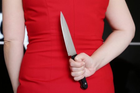В Баку ранее судимая за убийство женщина ранила ножом подругу и ее родственника