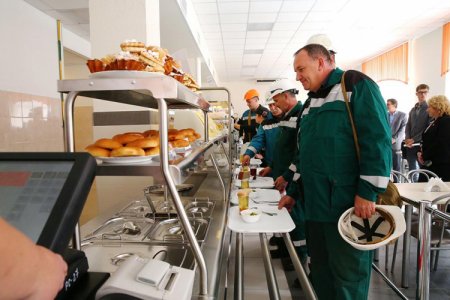 В Сумгайыте 53 работника завода отравились в столовой