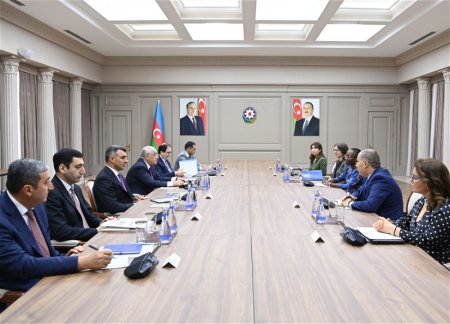 Премьер-министр Али Асадов встретился с региональным директором Всемирного банка по Южному Кавказу