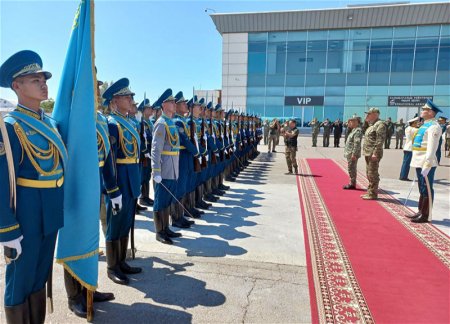 Министр обороны Азербайджана прибыл в Казахстан