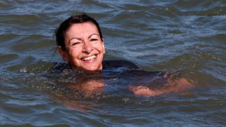 Мэр Парижа искупалась в Сене, чтобы доказать чистоту воды