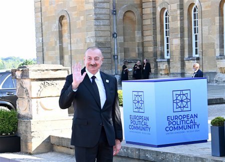 Ильхам Алиев встретился с лидерами 12 стран и организаций на саммите ЕПС