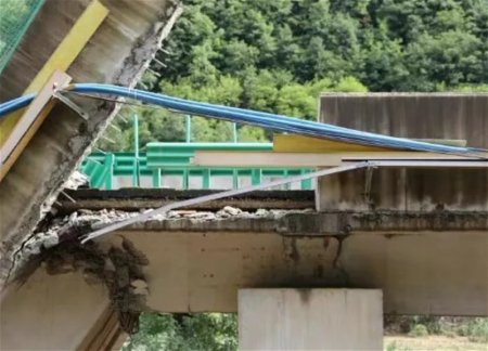 В Китае при обрушении моста погибли 11 человек 