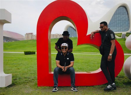 Братья Майкла Джексона прогулялись по Баку