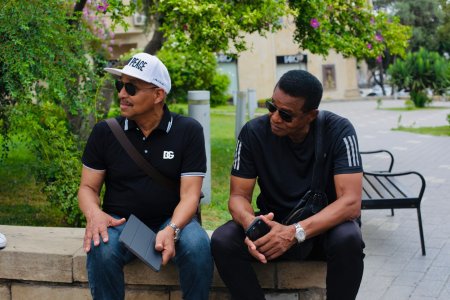 Братья Майкла Джексона прогулялись по Баку