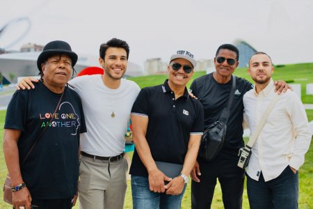 Братья Майкла Джексона прогулялись по Баку