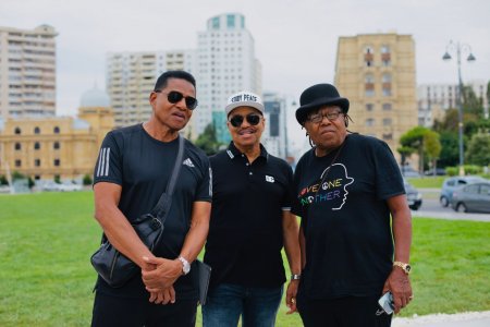 Братья Майкла Джексона прогулялись по Баку