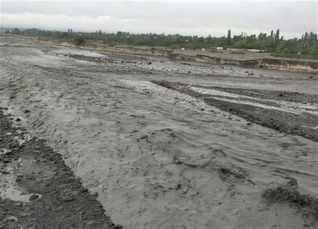 В Азербайджане в результате интенсивных осадков на ряде рек сошли сели