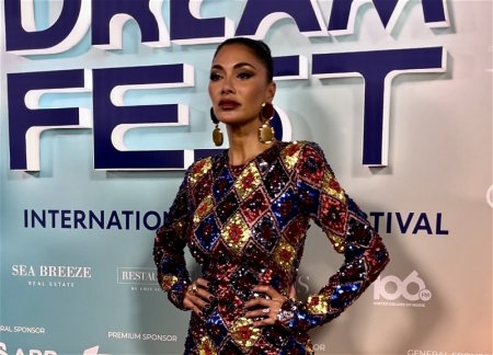 Николь Шерзингер появилась в Баку в платье, вдохновленным мотивами азербайджанских ковров