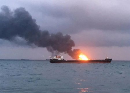 Продолжаются работы по тушению пожара на судне снабжения в Каспийском море 