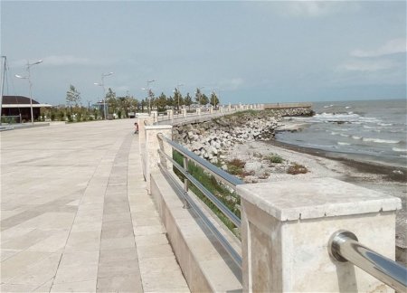 На бакинском бульваре из моря извлекли труп