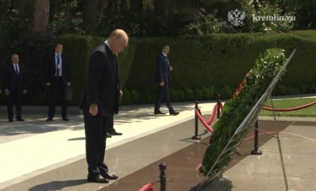 Путин преклонил колено на могиле Гейдара Алиева