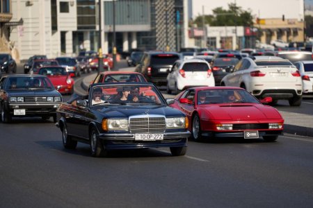 В Баку состоялись автопробег и выставка классических автомобилей