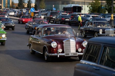 В Баку состоялись автопробег и выставка классических автомобилей