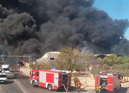 Специалисты Минэкологии проводят мониторинг в зоне пожара в Сураханах