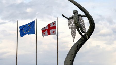 В ЕС заявили о приостановке интеграции Грузии после принятия закона о ЛГБТ