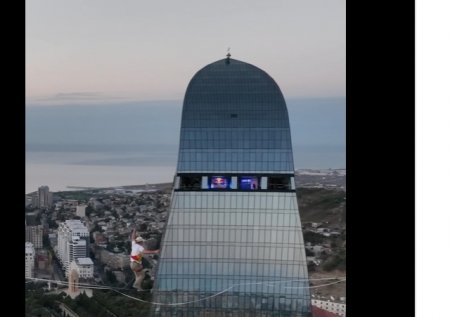 Известный канатоходец прошелся между башнями Flame Towers на высоте 183 метра