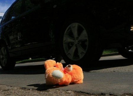 В Саатлы мужчина переехал на автомобиле двухлетнего сына