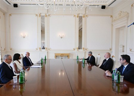 Президент Ильхам Алиев принял президента и главного исполнительного директора, консультанта Формулы 1 и британскую супермодель