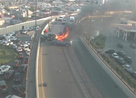 На мосту в Баку произошло ДТП, сгорели два автомобиля