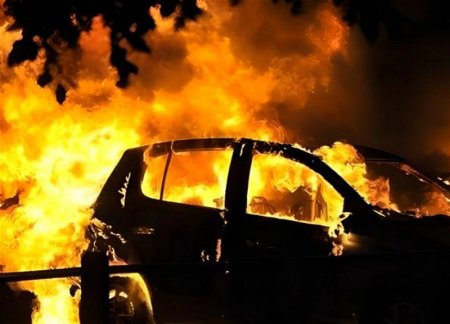 В Баку сгорел Mercedes, есть пострадавший