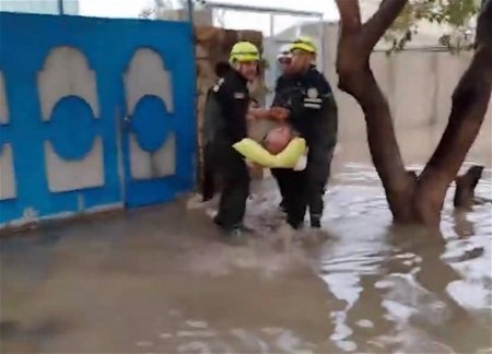Спасатели МЧС эвакуировали с затопленных участков в Баку и на Абшероне восемь человек 
