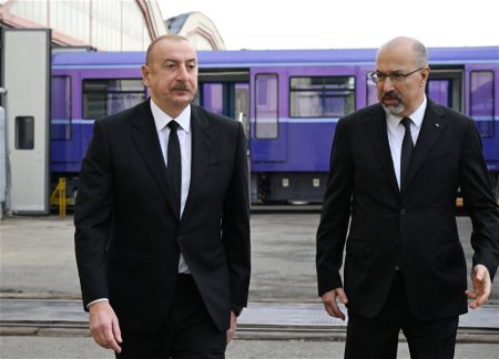 Президент Ильхам Алиев ознакомился с укомплектованными в Баку поездами метро нового поколения 