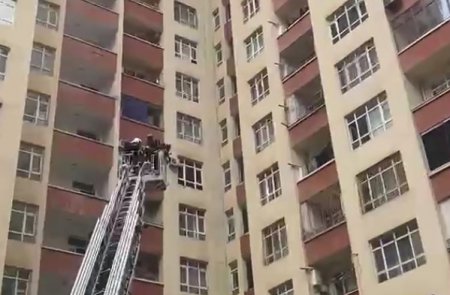 Пожар в многоэтажке в Баку: 12 пострадавших