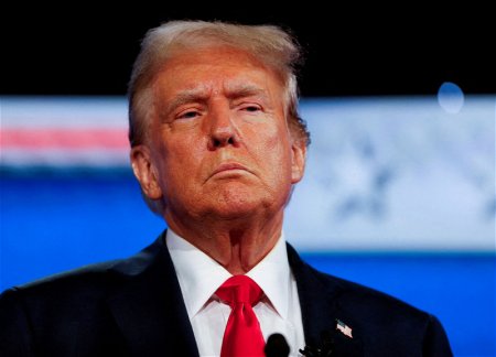 Трамп уступает Харрис 4% в финальном опросе PBS News