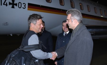 В Баку прилетел вице-канцлер Германии