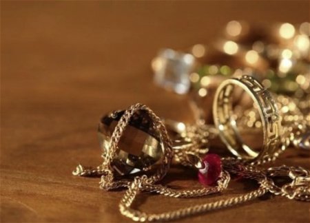 Из камеры хранения в бакинском магазине украден кошелек с кольцом стоимостью 2000 манатов