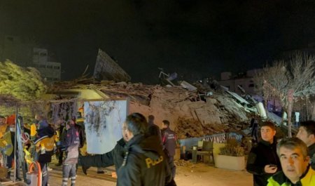 В Турции задержали 4 человек в связи с обрушением жилого дома
