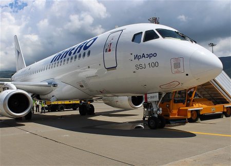 ассажиры самолета, следовавшего рейсом Красноярск-Баку, отказались от полета