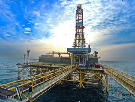 SOCAR эвакуирует работников с моря из-за погоды