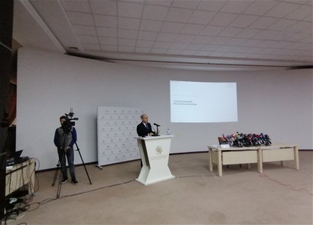В азербайджанских школах отменят бумажные журналы
