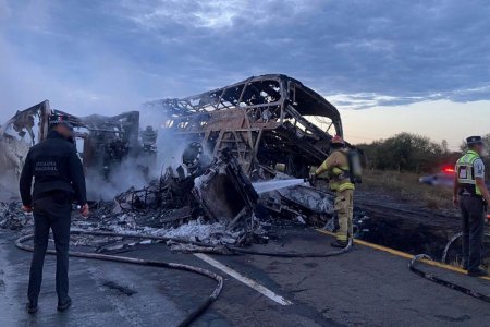 В Мексике при столкновении автобуса с грузовиком погибли более 30 человек