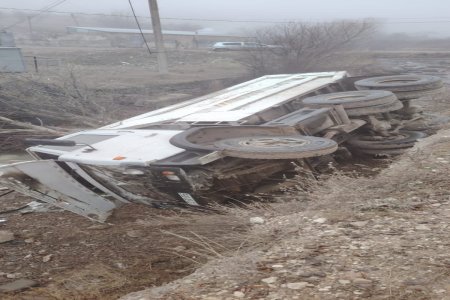 В Азербайджане грузовик упал с моста, водитель погиб