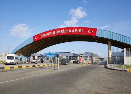 Кому разрешается въезд-выезд через азербайджано-турецкую сухопутную границу?