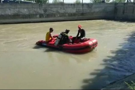 Продолжаются поиски утонувших в Мингячевирском водохранилище