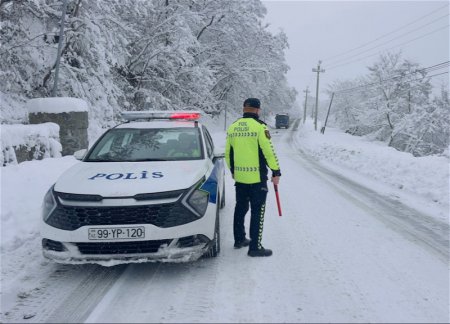 Водителей призвали быть осторожными из-за гололеда и снегопадов