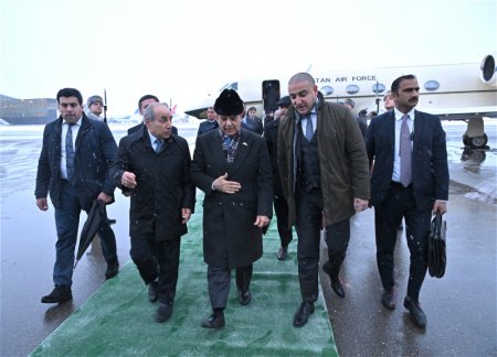 Премьер-министр Пакистана прибыл в Азербайджан с официальным визитом