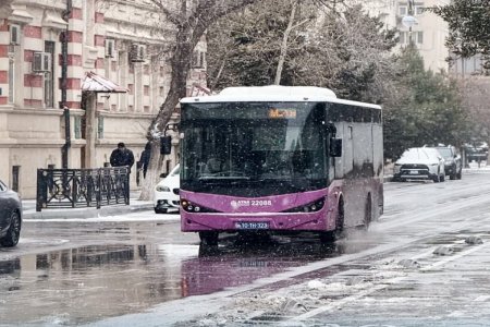 В Баку в снежную погоду повреждения получили более 40 автобусов