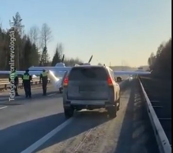 Российский самолет приземлился прямо на шоссе